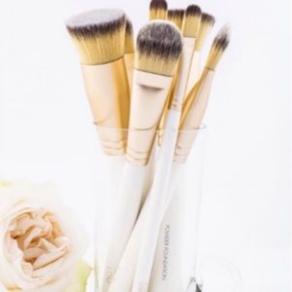 Eve Lom Radiance Perfected Foundation Brush - Picture 3 of 4